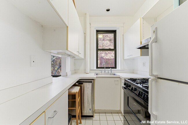 Foto del edificio - Quaint 1 bed 1 bath in Allston