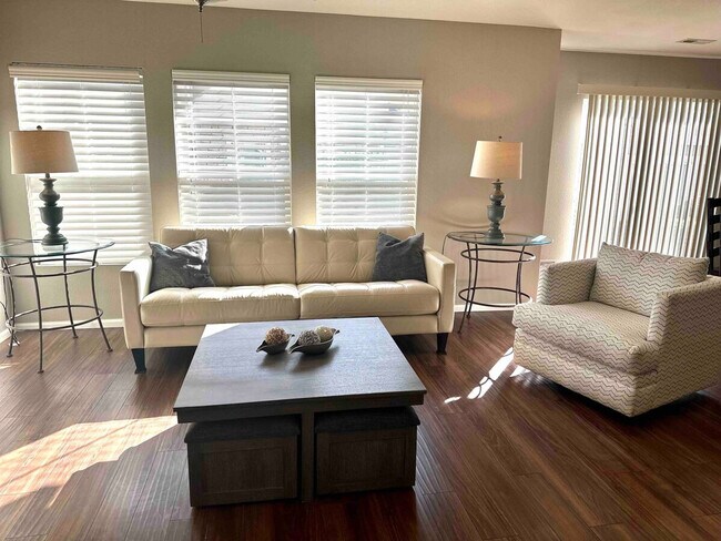 Foto del edificio - 12810 Roosevelt Ln