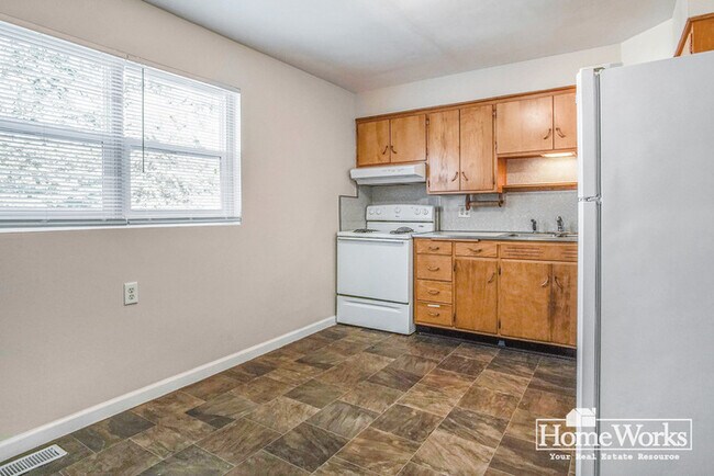 Building Photo - 919 S Twyckenham Dr