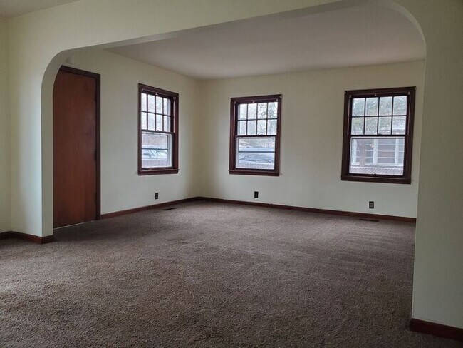 Building Photo - 2 Bedroom House w/1 Car Attached Garage