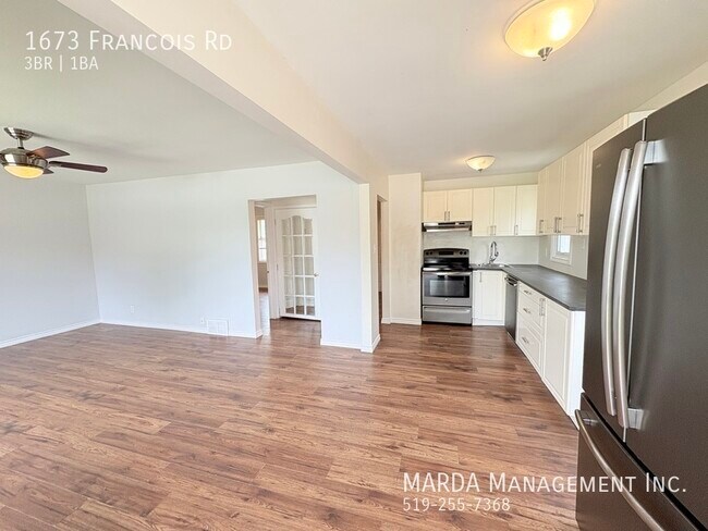 Photo du bâtiment - 3 BED 1 BATH EAST SIDE BUNGALOW PLUS HYDRO...
