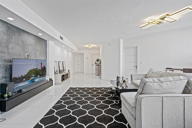 Building Photo - 999 Brickell Bay Dr