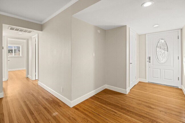 Building Photo - 504 Consuelo Dr