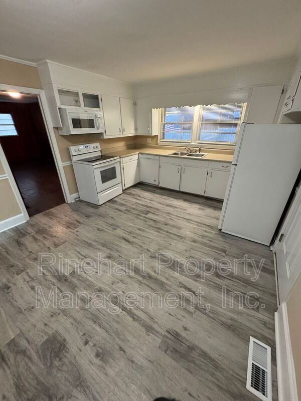 Building Photo - 1042 Westover Cir