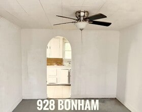 Building Photo - 928 S Bonham St