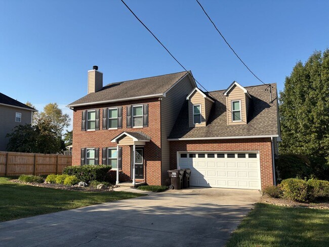 Foto del edificio - Knoxville 37923 - 3 bedroom, 2.5 bath home - Contact Lisa Vineyard and Shannon Russell (865) 216-...