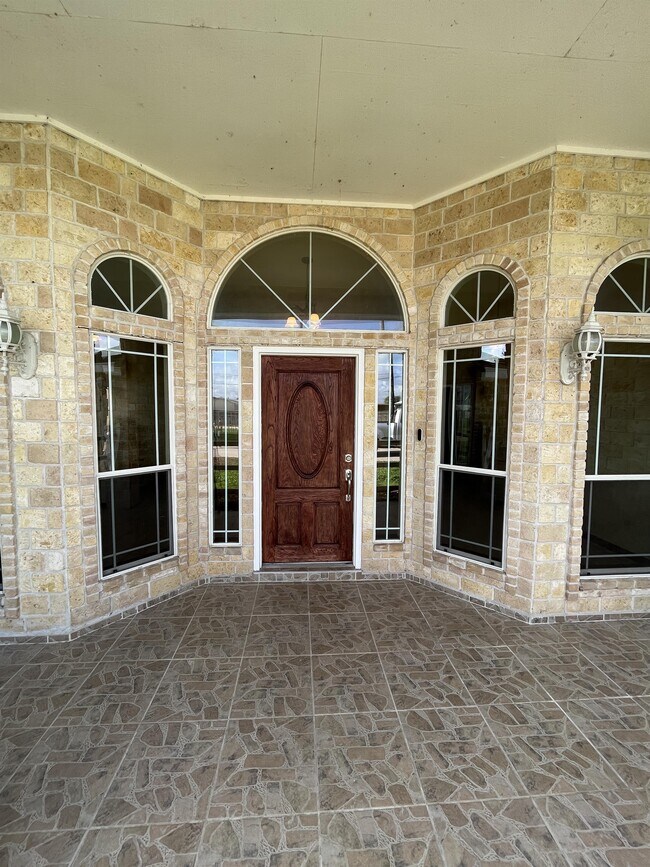 Building Photo - 310 S Val Verde Rd
