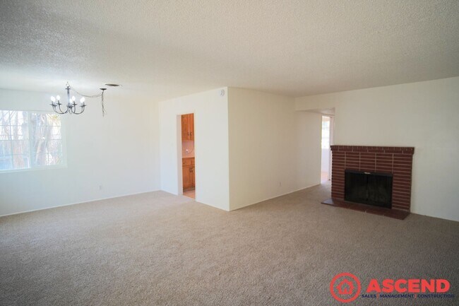 Foto del edificio - Darling Home in East Bakersfield!