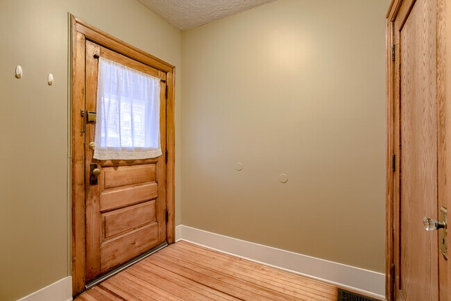 Building Photo - 558 S 26th Ave