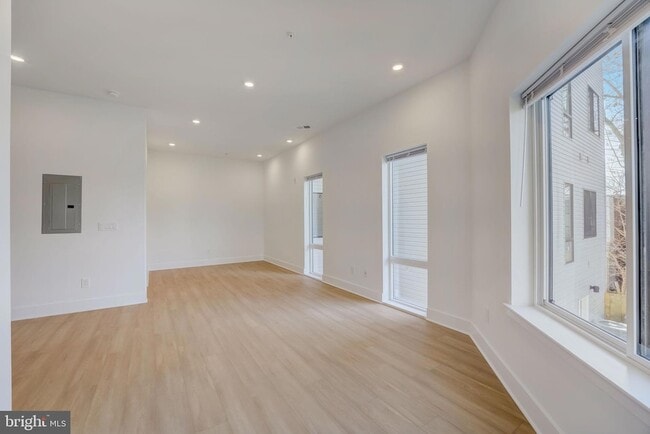 Building Photo - 4200 Lancaster Ave