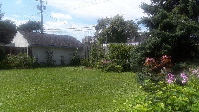Building Photo - 4620 Vallacher Ave