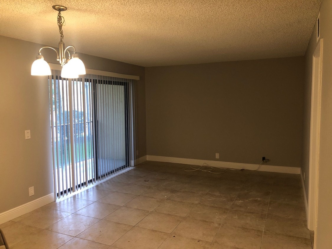 Building Photo - 1442 Lake Crystal Dr