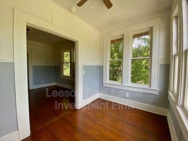 Building Photo - 310 1/2 Kings Highway