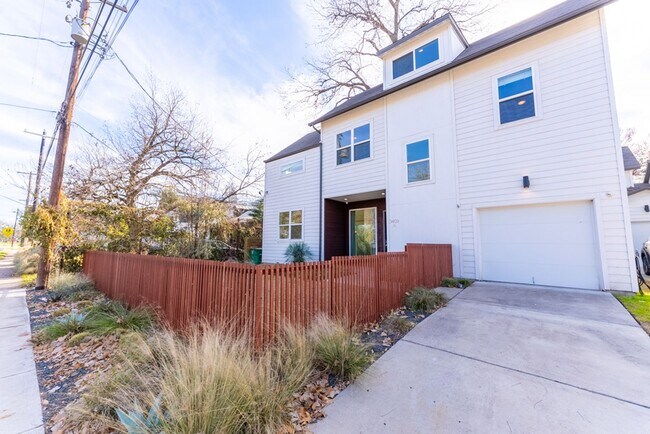 Foto del edificio - Spacious + Modern East Austin Contemporary 3bd/2.5ba + 3rd Floor Bonus Room!