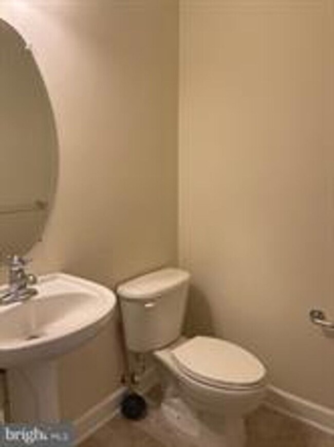 Foto del edificio - END UNIT TOWNHOUSE WITH 2 CAR GARAGE, 4 BEDROOMS AND 3.5 BATHS..FINISHED REC ROOM
