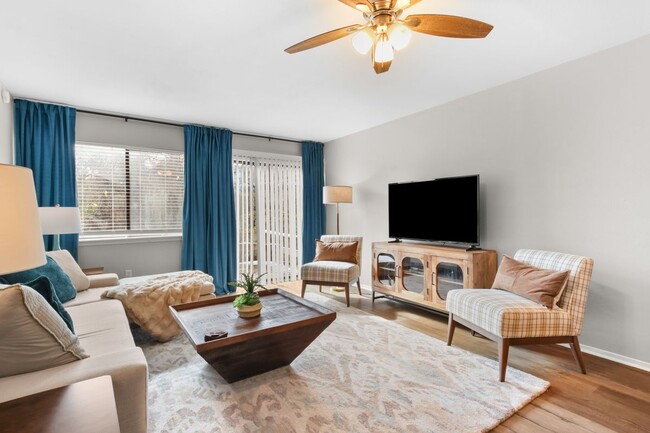 Foto del edificio - 3923 Old Oaks Dr