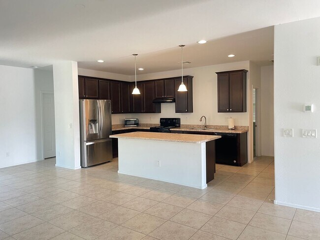 Building Photo - Gated Glendale 3/2 Super Clean