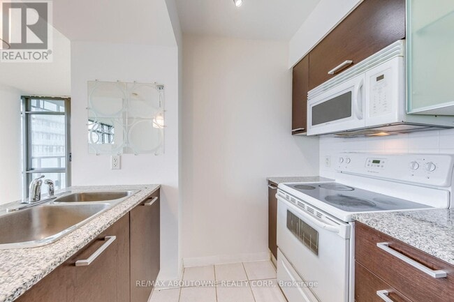Building Photo - 38-1538 Grenville St