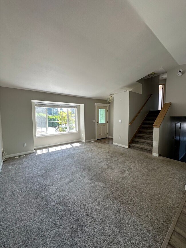 Foto del edificio - Beautiful Bonney Lake Inlet Isle Tri-Level 3 bed 2.5 bath Home!