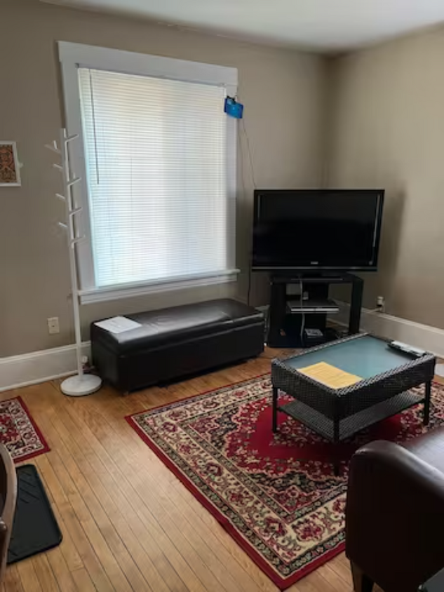 Spacious living room with large windows that bring in lots of natural sun light - 1749 Wordsworth Ave