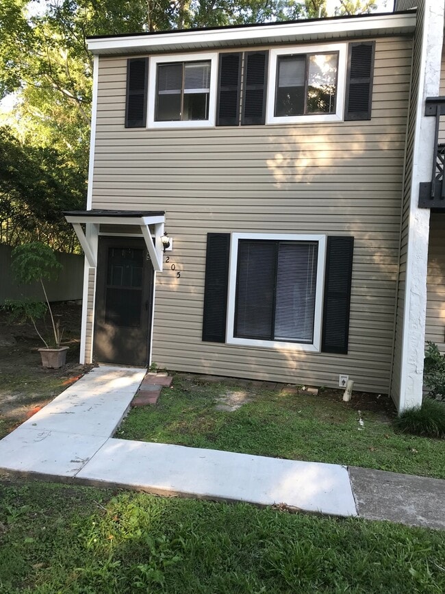 Building Photo - Adorable Townhome
