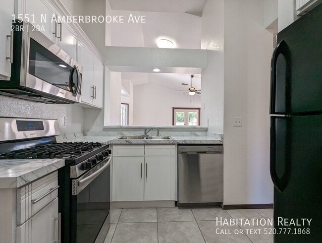 Building Photo - Beautifully Renovated 2Bed/2Bath w/ an ***...