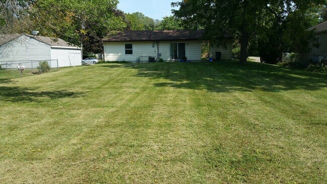 Building Photo - Beautiful 3 bedroom home on Iowa City East Side