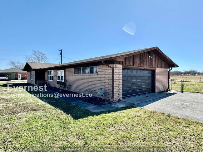 Building Photo - 3 Bed/2 Bath Home with Garage / Pet-Friendly / Available Now!