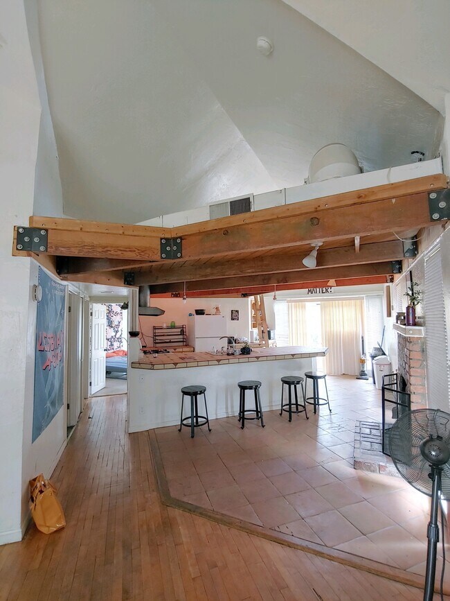 Building Photo - 839 S Farmer Ave