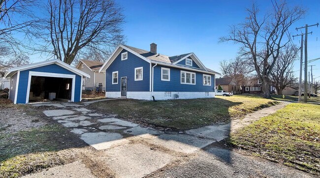 Building Photo - 329 N Henrietta Ave