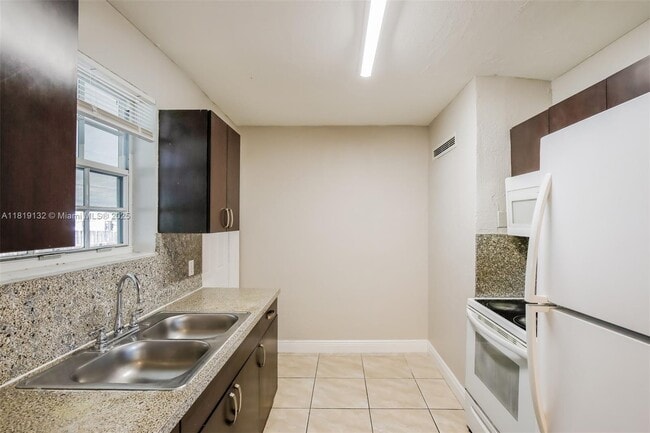 Building Photo - 171 W 63rd St