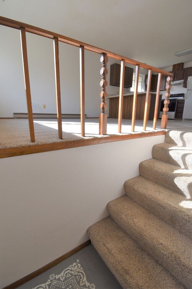 Building Photo - Nice split-level apartment with carport!