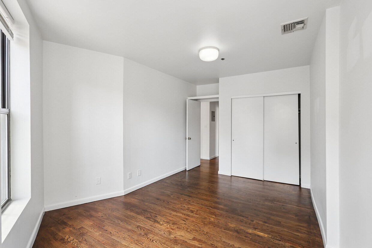 Foto principal - 236 Newark Ave
