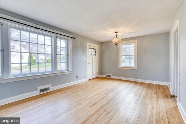Building Photo - Live the true Annapolis lifestyle in this ...