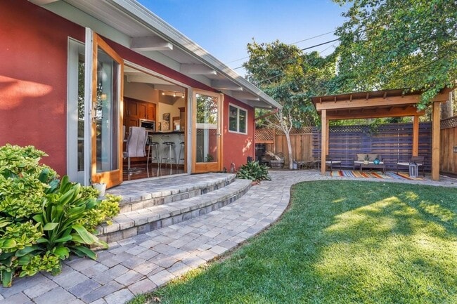 Building Photo - 2417 Johnson Pl