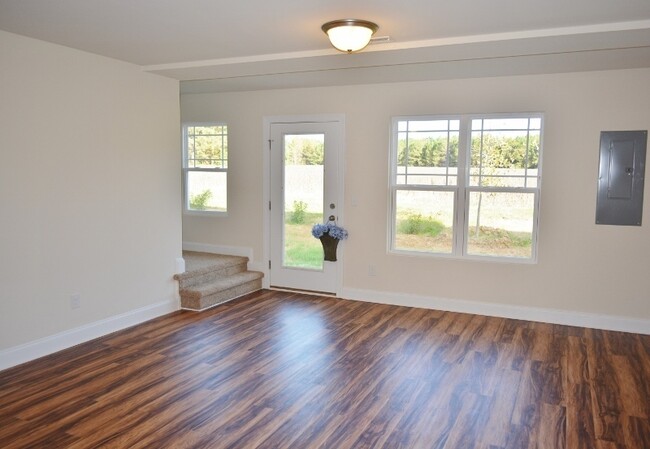 Foto del edificio - **SHOWINGS CURRENTLY UNAVAILABLE UNTIL JUN...