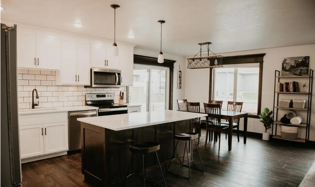 Building Photo - Discover Your Dream Home: Inviting Open Fl...