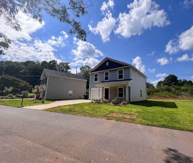 Foto del edificio - Gorgeous 3 bedroom, 2 1/2 bathroom two-story home in Winston Salem