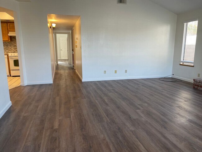 Building Photo - 827 White Oak Dr