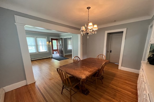 Building Photo - 2080 Roblyn Ave