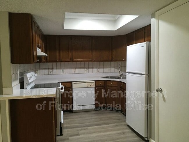 Building Photo - 513 Fairways Ln