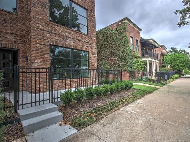 Building Photo - 1133 E 7th St