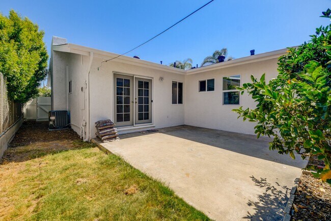 Building Photo - 3 Bedroom House in the Heart of Pacific Be...