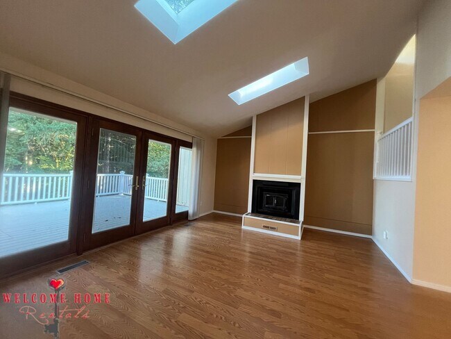 Building Photo - 2 bedroom townhome condo with AMAZING view, brand new carpeting and a fresh coat of paint!!!