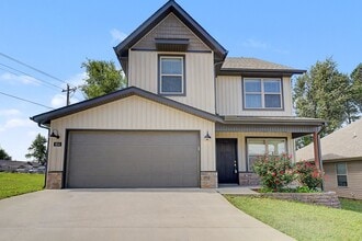 Building Photo - 604 E Osage Trce