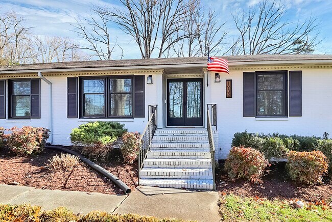 Building Photo - 1932 Stoneyridge Dr