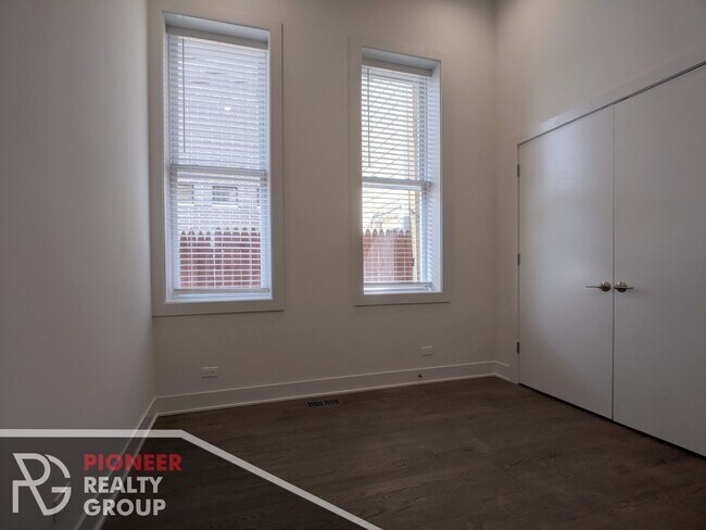 Building Photo - 2120 W Belmont Ave