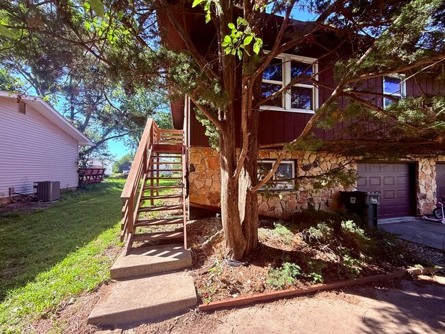 Stairs to Entry - 2302 W 3rd St
