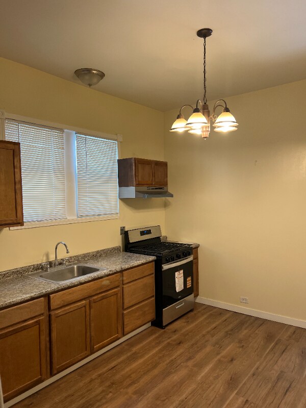 Building Photo - 705 W 81st St