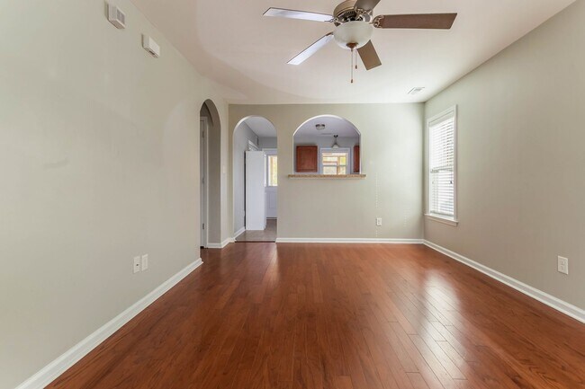 Foto del edificio - COMING IN SEPTEMBER Beautiful townhome in ...